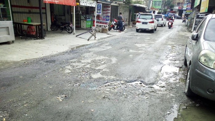Jalan Harmonika, Medan, rusak (Datuk Haris-detikcom)