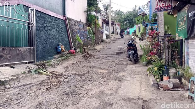 Jalan Rusak yang Diunggah Guru di Sukabumi
