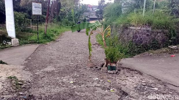 Jalan Rusak yang Diunggah Guru di Sukabumi