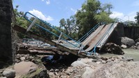 Jembatan tersebut merupakan akses utama antar desa.