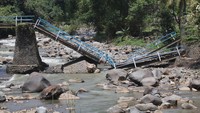 Diketahui, ambrolnya jembatan disebabkan derasnya aliran sungai Kedungbocah saat banjir.