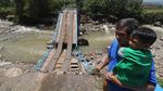 Jembatan di Nganjuk Rusak Imbas Arus Deras Banjir