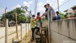 Keluarga Ini Terpaksa Panjat Tembok 2 Meter Imbas Sengketa Lahan