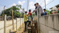 Pagar setinggi lebih dari 2 meter ini dibangun sejak 21 Februari 2021 oleh pihak bapak Ruli yang mengaku sebagai pemilik tanah tersebut.