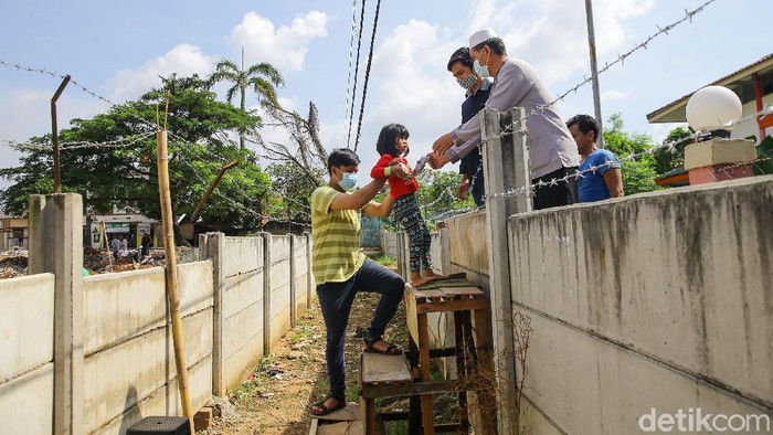 Sebuah video viral menampilkan penutupan akses rumah warga di Ciledug, Tangerang. Penghuni rumah tersebut terpaksa harus memanjat pagar.