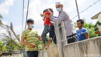 Akibat dari pembangunan pagar tersebut, keluarga Hadianti dan Ana Melinda Munir sangat kesulitan untuk keluar maupun masuk ke rumah miliknya.