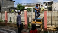 Wisnu bercerita sedikit soal kasus sengketa tersebut. Disebutnya, tanah yang kini dipagari tembok itu pernah dihibahkan kepada warga sebagai akses jalan.