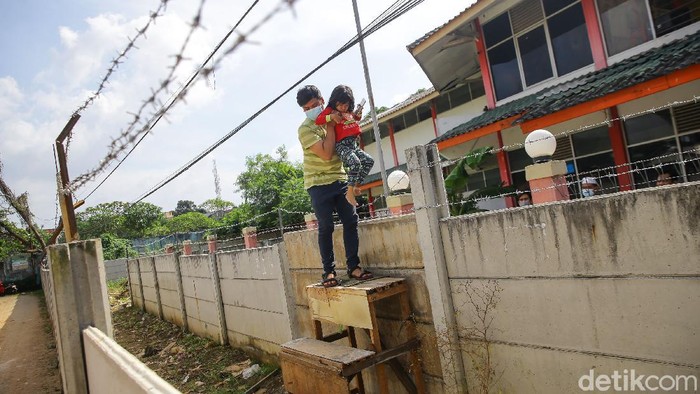 Keluarga Ini Terpaksa Panjat Tembok 2 Meter Imbas Sengketa Lahan Sebuah video viral menampilkan penutupan akses rumah warga di Ciledug, Tangerang. Penghuni rumah tersebut terpaksa harus memanjat pagar.