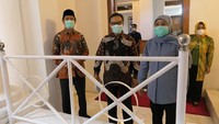 Lebih lanjut, Gubernur Jatim menuturkan daerah yang bisa dijadikan percontohan dalam penurunan AKI. Selain itu, guna mencegah anemia yang tentunya berdampak pada stunting, Provinsi Jawa Timur memiliki program untuk memanfaatkan lahan di rumah maupun hidroponik, sebagai sarana untuk menanam sayuran guna mencukupi kebutuhan keluarga. Serta edukasi kesehatan reproduksi di sekolah. 