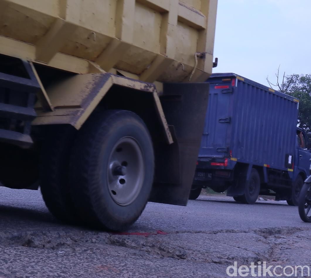 Kerusakan di Jl Raya Legok, di pertigaan Legok-Kelapa Dua-Karawaci. 13 Maret 2021. (Nisrina Chairunisa/detikcom)