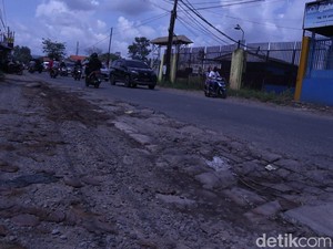 Jl Raya Legok Kabupaten Tangerang Rusak, Truk-truk Besar Lewat Terus