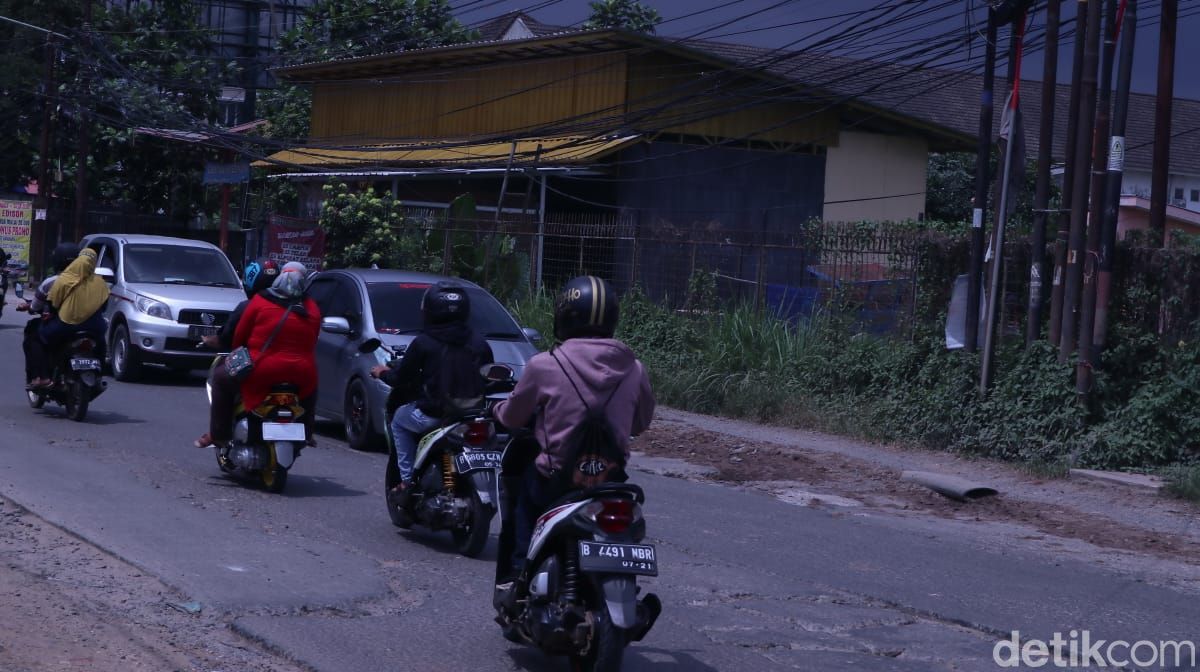 Kerusakan di Jl Raya Legok, di pertigaan Legok-Kelapa Dua-Karawaci. 13 Maret 2021. (Nisrina Chairunisa/detikcom)