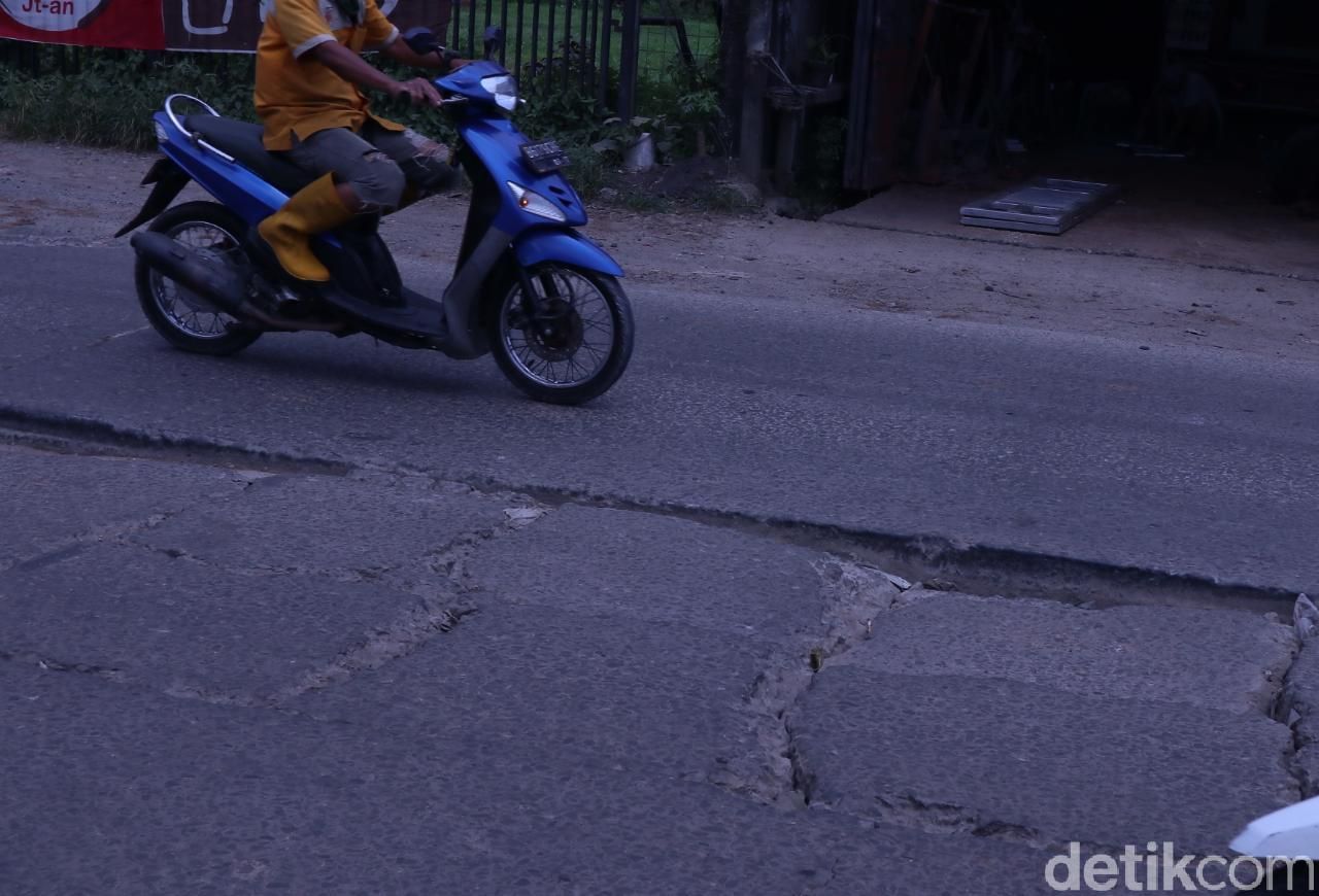 Kerusakan di Jl Raya Legok, di pertigaan Legok-Kelapa Dua-Karawaci. 13 Maret 2021. (Nisrina Chairunisa/detikcom)