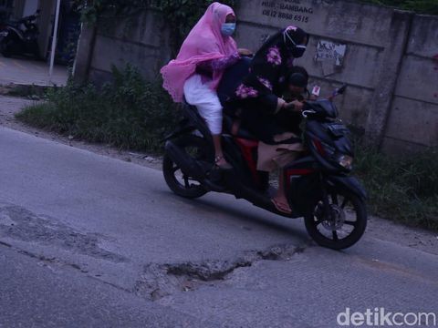 Kerusakan Jl Raya Legok Banten, di sekitar pertigaan Legok-Curuk-Karawaci. 13 Maret 2021. (Nisrina Chairunisa/detikcom)