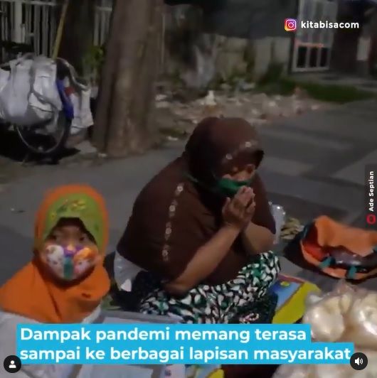 kisah ibu penjual kerupuk di surabaya yang harus banting tulang karena suaminya di-phk dan untuk biaya pengobatan sang anak.