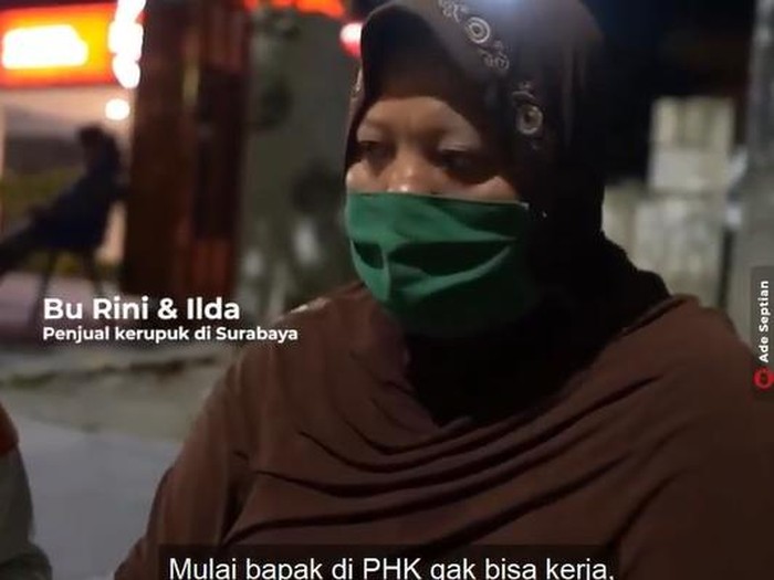 kisah ibu penjual kerupuk di surabaya yang harus banting tulang karena suaminya di-phk dan untuk biaya pengobatan sang anak.