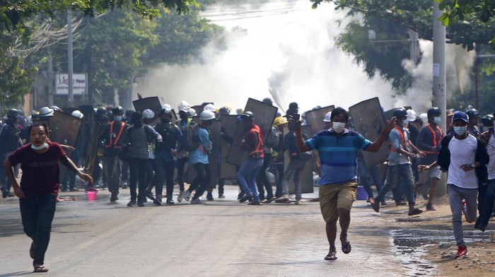 Jumlah demonstran yang tewas ditembak dalam unjuk rasa antikudeta terbaru di Myanmar bertambah menjadi enam orang.