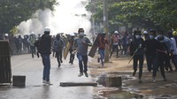 Media lokal Myanmar, DVB News, sebelumnya melaporkan bahwa dua orang itu tewas usai terkena tembakan yang dilepaskan polisi ke arah kerumunan demonstran yang berkumpul di luar kantor polisi di distrik Tharketa, Yangon. Demonstran berkumpul di sana untuk menuntut pembebasan orang-orang yang ditangkap.
