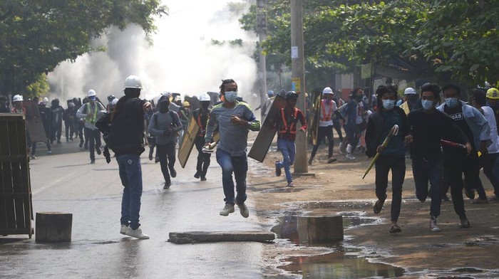 Jumlah demonstran yang tewas ditembak dalam unjuk rasa antikudeta terbaru di Myanmar bertambah menjadi enam orang.