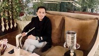 Di Kairo, ustaz Syam sempatkan menikmati shisha di hotel bintang lima. Ustaz muda ini punya banyak penggemar di media sosial. Foto: Instagram syam_elmarusy