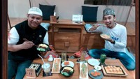 Pemilik nama lengkap Syamsuddin Nur Makka ini tengah menikmati sushi bersama kerabatnya. Sushi disajikan di hotplate dengan guyuran saus menggugah selera. Foto: Instagram syam_elmarusy