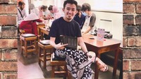 Pria kelahiran Maros, Sulawesi Selatan ini terlihat santai nongkrong di kafe. Ia pun tak segan memakai sarung batik. Foto: Instagram syam_elmarusy