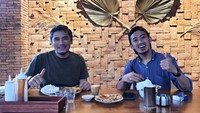 “Imun terbaik adalah kebahagiaan hati, dan kebahagiaan itu didapatkan dari jiwa yang bersyukur, keluarga yg harmonis, dan persahabatan yg hangat. Dan jangan lupa kopi yg niqmaddd…,” tulis ustaz muda ini. Wah, ternyata ia penggemar kopi ya! Foto: Instagram syam_elmarusy