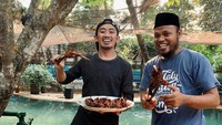 Begini senyum bahagia ustaz Syam saat masak lobster. Ia terlihat bersemangat memanggang seafood segar ini. Foto: Instagram syam_elmarusy