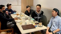 Ustaz Syam eksis di Instagram dengan lebih dari 1,1 juta followers. Ia sering membagikan momen kulineran seperti ketika dirinya dan teman-teman makan di hari Jumat. Foto: Instagram syam_elmarusy