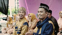 Sosoknya dikenal luas usai mendampingi ustaz Maulana dalam acara Islam Itu Indah yang tayang di Trans TV. Foto: Instagram syam_elmarusy