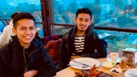 Jalan-jalan ke Turki, ustaz Syam menikmati ragam makanan enak di hotel mewah. Pengalaman makannya makin berkesan dengan pemandangan yang cantik. Foto: Instagram syam_elmarusy