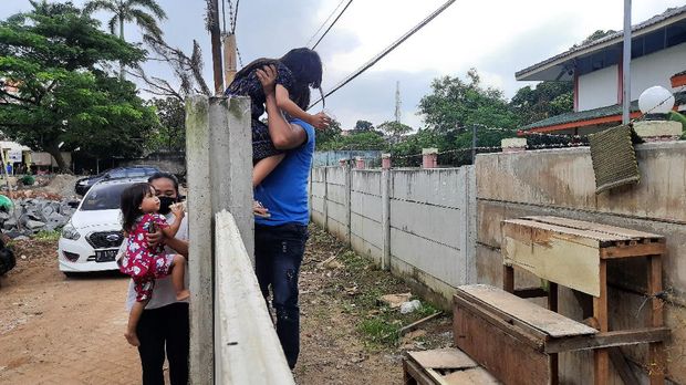 The location of residents' houses whose access is closed by a 2 meter wall in Ciledug