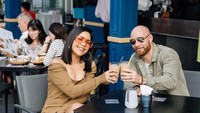 Melihat banyak foto-foto di Instagram, yang memperlihatkan keduanya kompak kulineran bersama. Seperti salah satu momen ini, mereka menikmati minuman di sebuah kafe. Foto: Instagram @melaney_ricardo