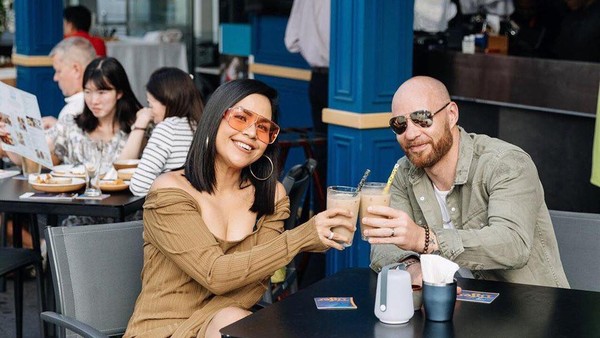 Lihat Romantisnya Melaney Ricardo dan Tyson saat Ngopi Bareng