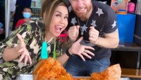 Nah, ini jadi salah satu kekompakan Melaney Ricardo dan Tyson James Lynch. Mereka membuat konten mukbang bakso beranak berukuran jumbo. Foto: Instagram @melaney_ricardo