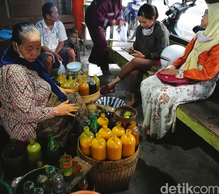 Meneguk Jamu Racikan Mbah Misri yang Legendaris dan Tetap Laris Saat Pandemi Meneguk Jamu Racikan Mbah Misri yang Legendaris dan Tetap Laris Saat Pandemi