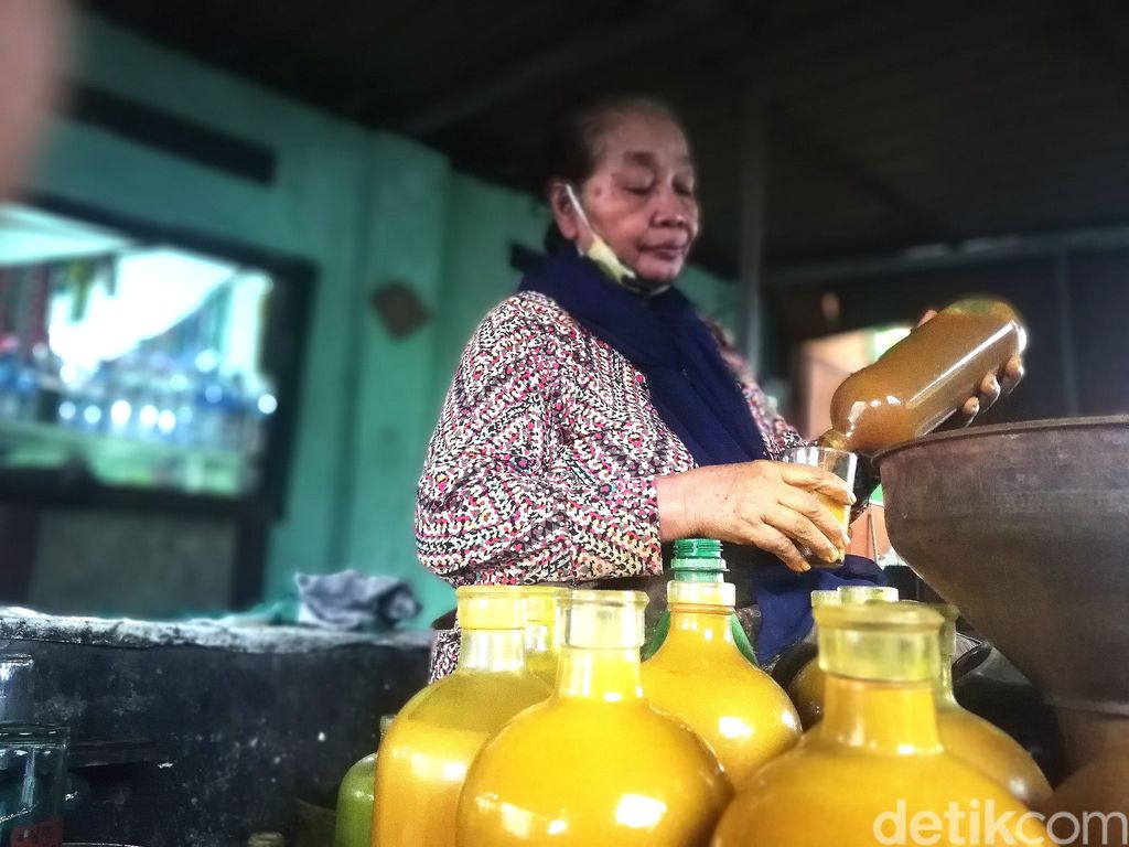 Meneguk Jamu Racikan Mbah Misri yang Legendaris dan Tetap Laris Saat Pandemi