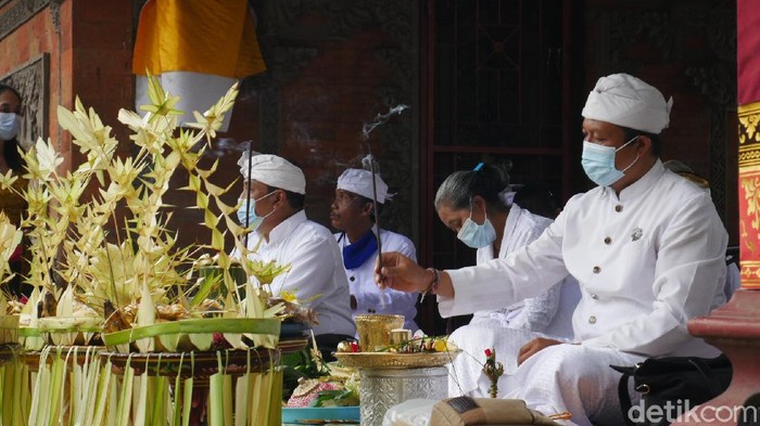 Puncak Tawur Agung Kesanga yang merupakan proses persembahyangan menjelang perayaan Nyepi digelar di Pura Agung Wira Loka Natha, Cimahi.
