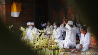 Dalam situasi pandemi COVID-19 ini umat turut memanjatkan doa khusus yakni agar pandemi segera berakhir dan kehidupan yang normal bisa segera kembali dijalani.