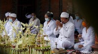 Tak nampak kemeriahan dan suasana ramai seperti biasanya. Hanya sekitar 50 umat Hindu dari Cimahi dan sekitarnya yang mengikuti prosesi persembahyangan.
