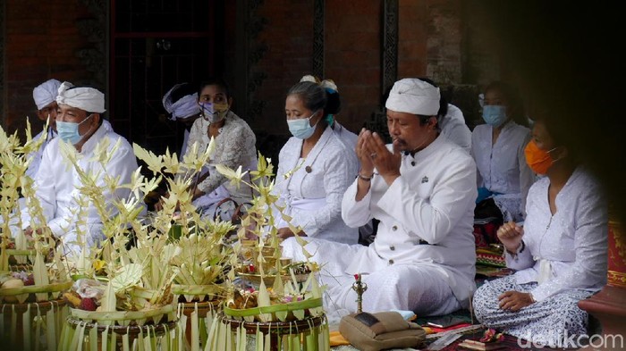 Menengok Ritual Tawur Agung Kesanga di Cimahi Puncak Tawur Agung Kesanga yang merupakan proses persembahyangan menjelang perayaan Nyepi digelar di Pura Agung Wira Loka Natha, Cimahi.