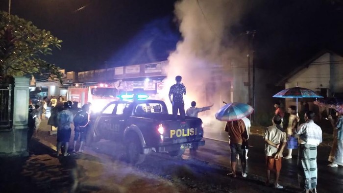 Mobil sedan BMW bernopol P 1034 HJ terbakar di pinggir jalan depan toko bangunan Jalan Argopuro, Dusun Sumuran, Desa Klompangan, Kecamatan Ajung, Sabtu (13/3/2021) malam. Kebakaran mobil sedan warna putih itu terjadi sekitar pukul 18.50 WIB.