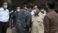 Keduanya nampak happy saat kembali bertemu di Hambalang. Keduanya terlihat gembira dalam silaturahmi di suasana yang santai pada akhir pekan ini. 