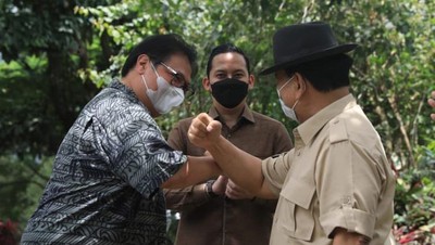 Momen Keakraban Prabowo dan Airlangga di Hambalang