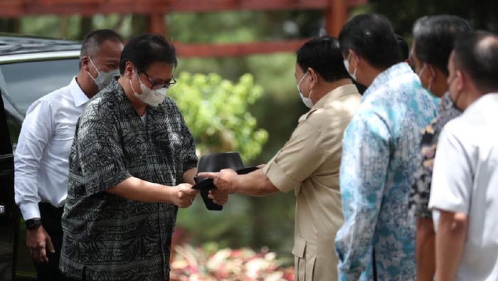 Momen Keakraban Prabowo dan Airlangga di Hambalang Silaturahmi antara kedua tokoh nasional yakni Ketua umum Partai Golkar Airlangga Hartarto dan Ketua Umum Partai Gerindra Prabowo Subiyanto kembali tersorot media. Kali ini mereka bertemu di Hambalang. Ada apa?