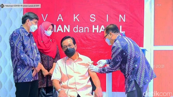 Momen Sultan Yogya Disuntik Vaksin COVID-19 Gubernur DIY Sri Sultan Hamengku Buwono (HB) X menerima suntikan vaksin Corona di RSUP Dr Sardjito hari ini.
