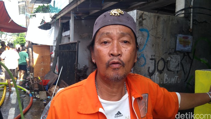 Nano, warga Kwitang yang rumahnya dilanda kebakaran. (Adhyasta Dirgantara/detikcom)