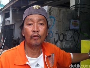 Rumahnya Terbakar, Warga Kwitang Ini Emosional Mobil Damkar Kurang Air