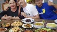 Suka makanan rumah yang dibuat Mpok Atiek. Okan makan siang dengan aneka makanan enak mulai dari ikan, terong balado, sayur asem hingga ayam goreng yang bikin ngiler. Foto: Instagram @okankornelius