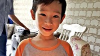 Rayakan ulang tahun sang putra, Jaden, Okan abadikan foto Jaden meniup lilin dengan kue bentuk ikan yang imut. Foto: Instagram @okankornelius
